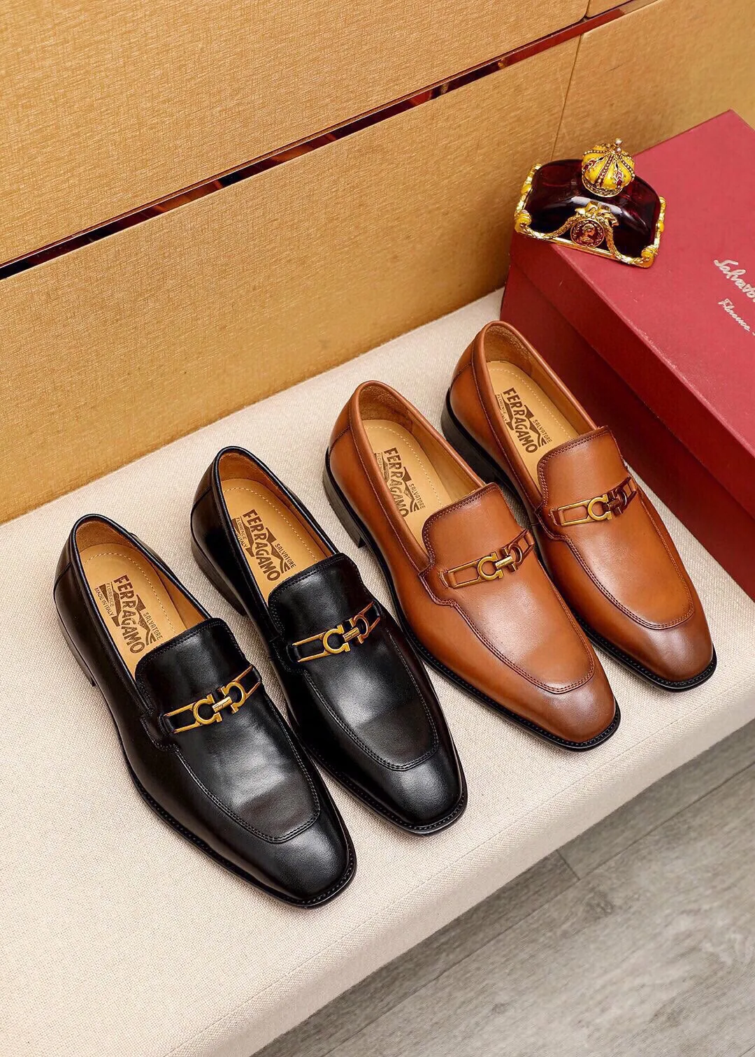 Men's shoes 💰480 💐 Product trademark: Ferragamo "Ferragamo" casual leather shoes Regular size: 38-44 (45🉑️customized) Product materials: Selected imported first-layer calfskin upper + luxury hardware buckle, imported water-dyed cow leather lining. Strong three-dimensional visual effect, original outsole color: 2 colors available